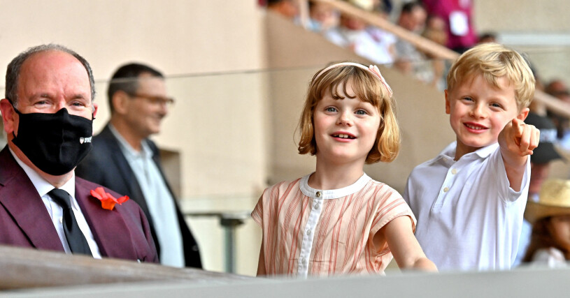 Furst Albert på rugbymatch med kidsen. Furst Albert Prinsessan Gabriella Prins Jacques