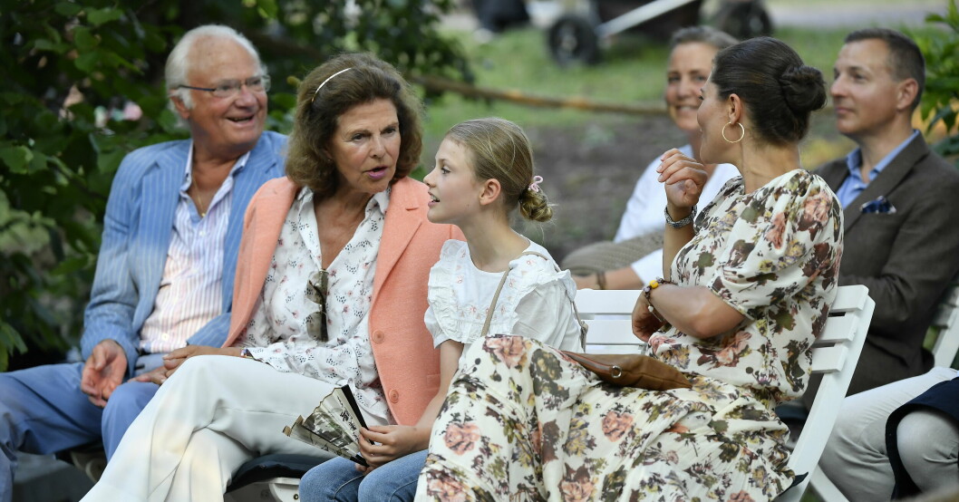 Kungen och drottning Silvia har en nära relation till sina barnbarn. Här säger Silvia något till Estelle i samband med Solliden Sessions på Öland. Kungen, drottning Silvia och prinsessan Estelle