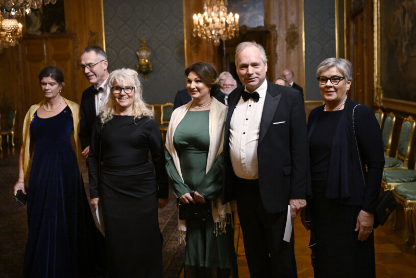 Gänget från Gotland: Landshövdingeparet Anders och Åsa Flanking med Sofia Hoas, Lars Thomsson, Birgitta du Rietz och Jane Lindell Ljunggren. Landshövding Anders Flanking på Sverigemiddag 2023 med sin fru Åsa och gänget från Gotland: Sofia Hoas, Lars Thomsson, Birgitta du Rietz och Jane Lindell Ljunggren.