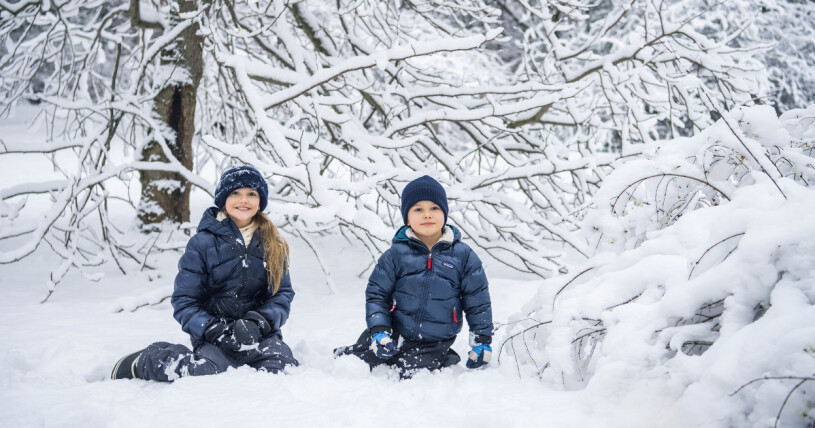 Estelle och Oscar älskar att hälsa på farmor och farfar i Ockelbo. H.K.H. Prins Oscar fotograferad på Haga slott tillsammans med sin syster H.K.H. Prinsessan Estelle inför Prinsens 5-årsdag den 2 mars 2021.