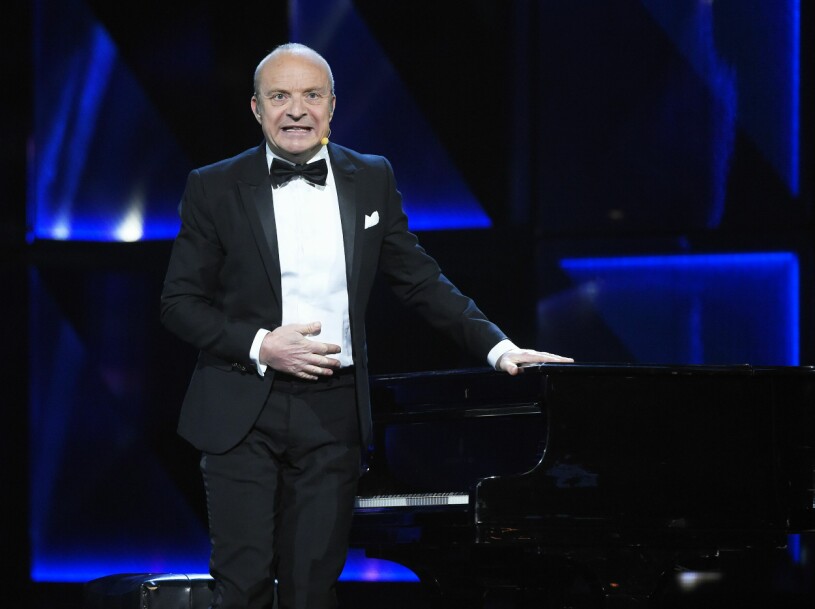 Jonas Gardell höll i det hyllade segmentet "schlagerskola" under Melodifestivalen 2016. Jonas Gardell Melodifestivalen, final, Friends Arena, Solna, 2016-03-12
