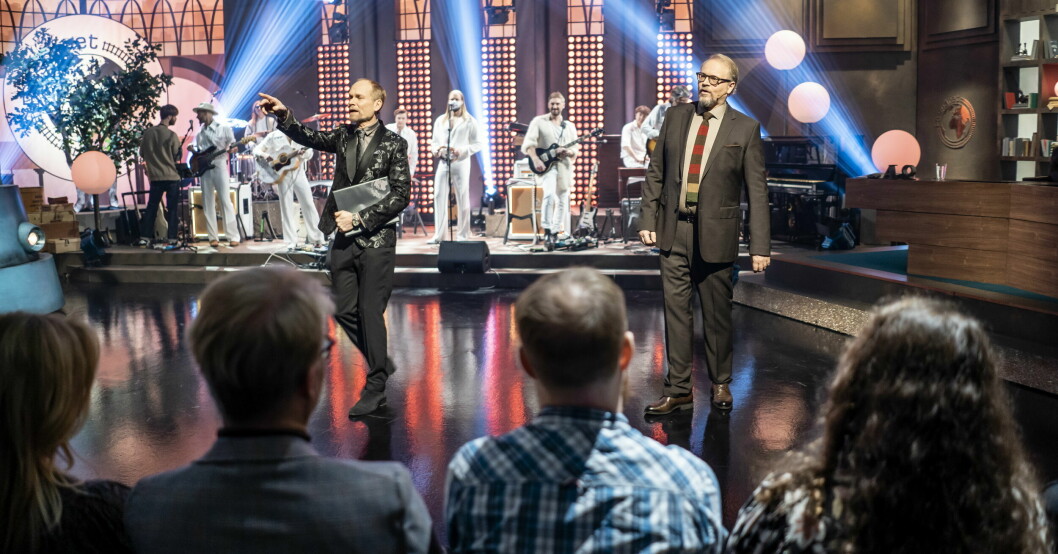 Programledarna Kristian Luuk och Fredrik Lindström under inspelningen av På spåret. Kristian Luuk och Fredrik Lindström