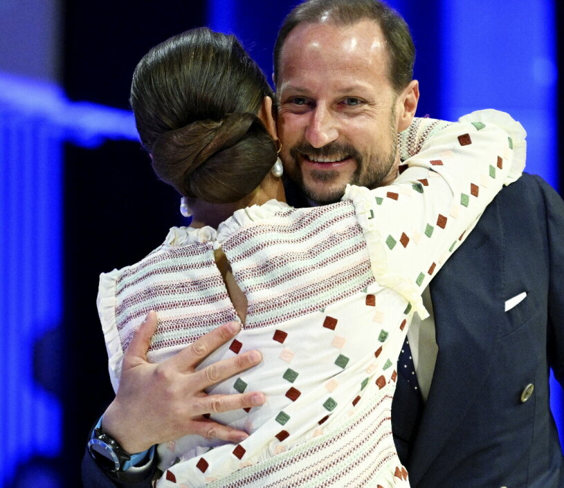 Haakon fick en björnkram. Och själva fick vi se Victorias supersnygga håruppsättning! Kronprinsessan Victoria kramar kronprins Haakon