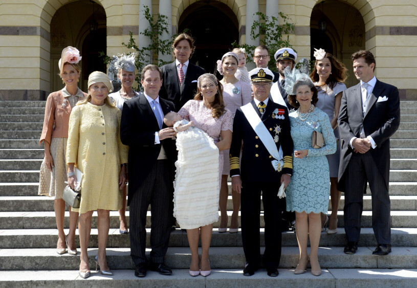 Eva O'Neill var självklart på prinsessan Leonores dop i Stockholm 2014. Tatjana d'Abo, Eva O'Neill, Alice Bamford, herr Christopher O'Neill, Ernst von Abensperg und Traun, prinsessan Leonore, prinsessan Madeleine, kronprinsessan Victoria, prinsessan Estelle, kung Carl XVI Gustaf, prins Daniel, prins Carl Philip, drottning Silvia, Louise Gottlieb och Patrick Sommerlath på familjebilden efter dopet av prinsessan Leonore på Drottningholms slott.