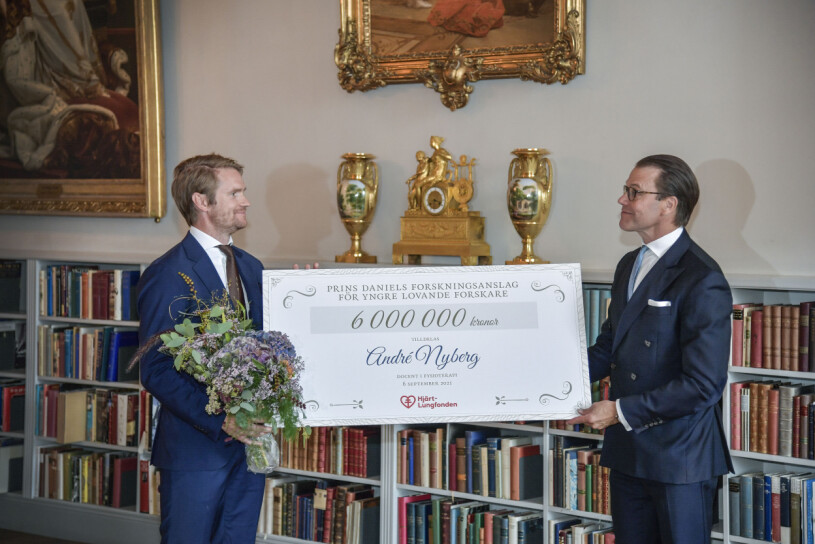 En jättecheck på hela sex miljoner kronor. Prins Daniel är hedersledamot i Hjärt-Lungfondens styrelse och djupt engagerad i fondens arbete. André Nyberg Prins Daniel Hjärt-Lungfonden Prins Daniels forskningsanslag för yngre lovande forskare
