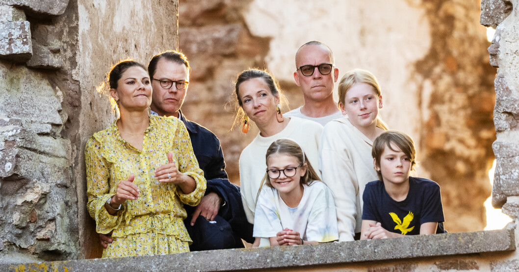 En underbar kväll! Kronprinsessan Victoria, prins Daniel och prinsessan Estelle fanns i publiken när det svenska bandet Hov1 spelade i Borgholms slottsruin den 22 juli 2022 i Borgholm.