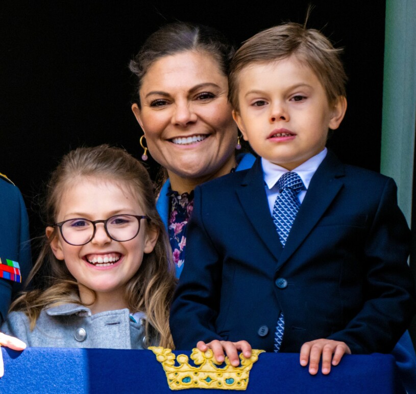Upprop för prins Oscar – och för Estelle som börjar fyran. Prins Oscar och prinsessan Estelle med kronprinsessan Victoria på kungens födelsedag 2022