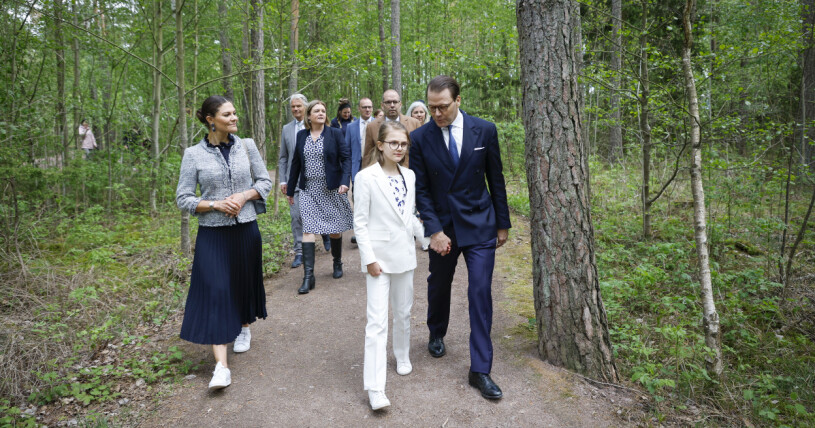 Kronprinsessan Victoria, prins Daniel och prinsessan Estelle vid "Estelles sagostig" vid sjön Tåkern. Kronprinsessparet och Estelle är på ett endags besök i Östergötland.