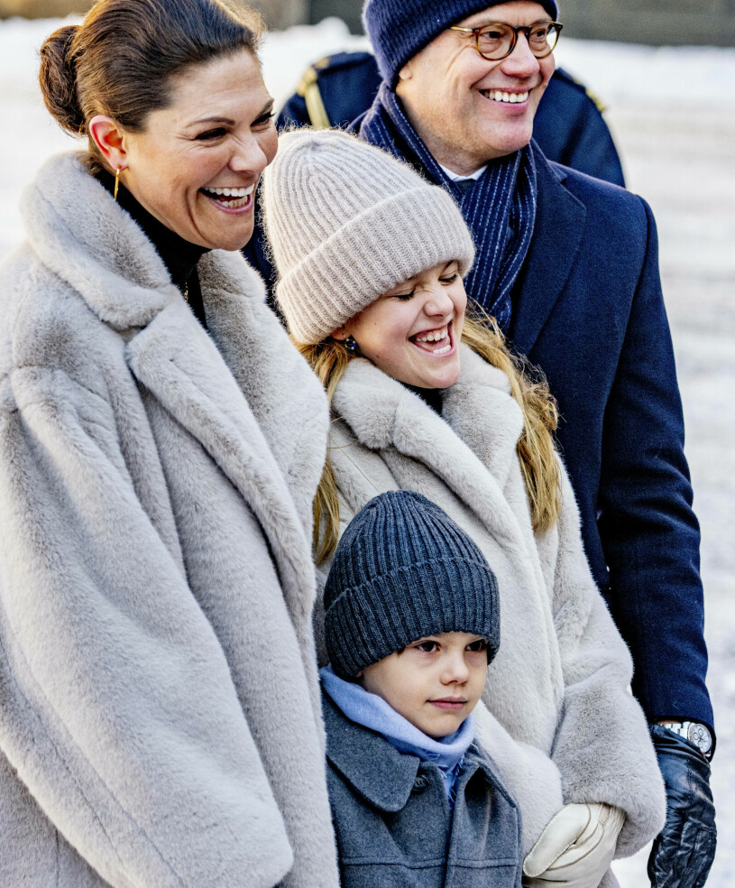 En glad kronprinsessfamilj! Kronprinsessan Victoria, prinsessan Estelle och prins Oscar skrattar på kronprinsessan Victorias namnsdag