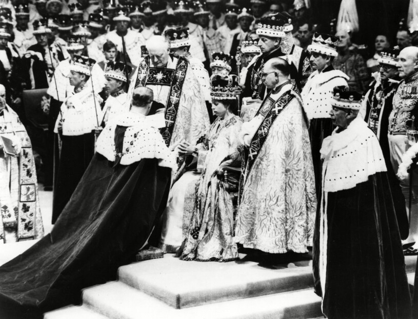 I The Crown ville prins Philip inte knäböja inför sin hustru på hennes kröning, men stämmer det verkligen?