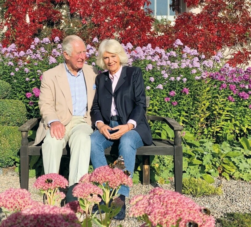 Kung Charles och drottning Camilla i trädgården