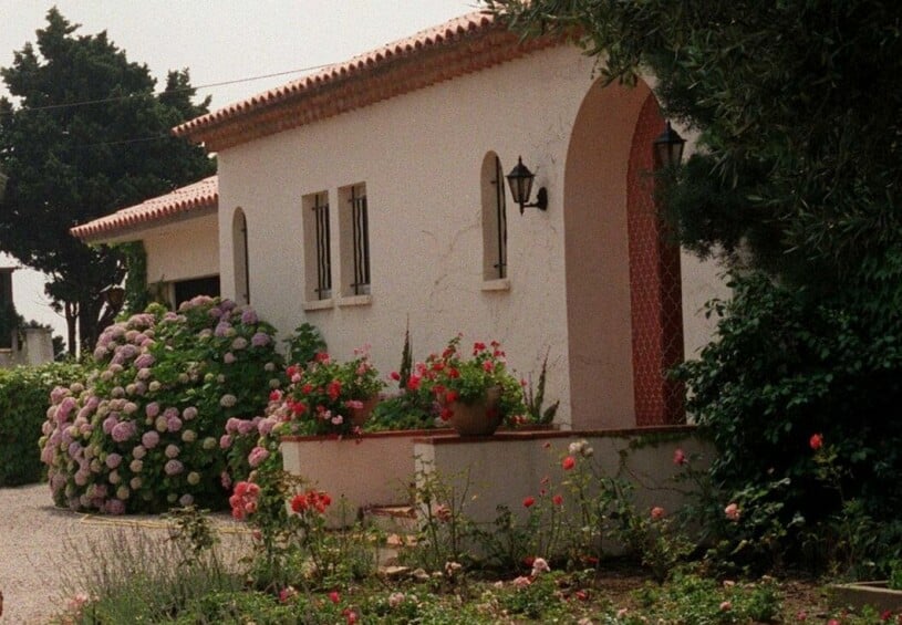 Fasaden som vetter åt gatan. Kungafamiljens Riviera-villa Villa Mirage i Sainte-Maxime sedd från framsidan