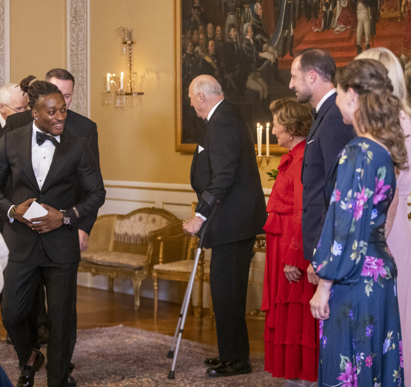 Kungafamiljen missade OS på plats, men ordnade i stället denna middag. Middag Det Kongelige Slott OS OL Paralympics Drottning Sonja Prinsessan Märtha Louise Sofus Heggemsnes