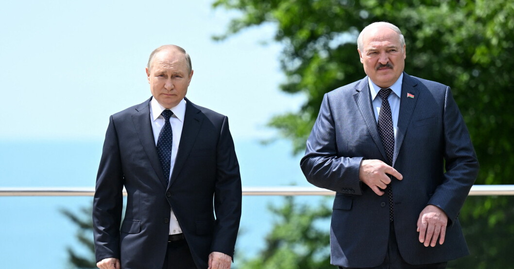 Vladimir Putin brukar låta högra armen hänga stilla när han går. Vladimir Putin