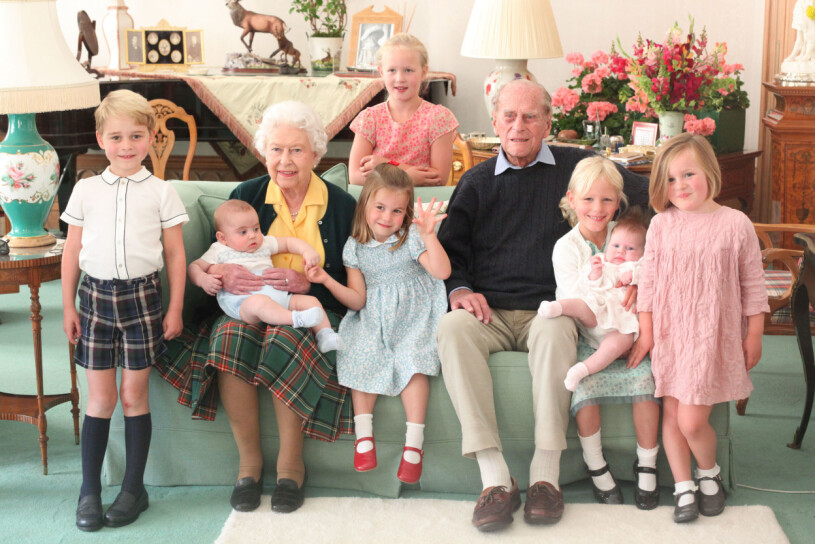 Privata bilden på Drottning Elizabeth och Prins Philip med sina barnbarnsbarn