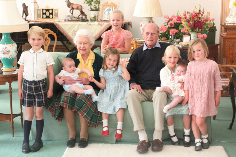 Prins Philip sörjs av sina fyra barn, åtta barnbarn och tio barnbarnsbarn. Det elfte, Meghans och Harrys dotter, kommer till världen i sommar. Drottning Elizabeth och prins Philip med sina barnbarnsbarn