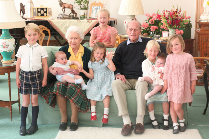 Drottning Elizabeths privata lyckliga bild på sin Philip med sju av barnbarnsbarnen.