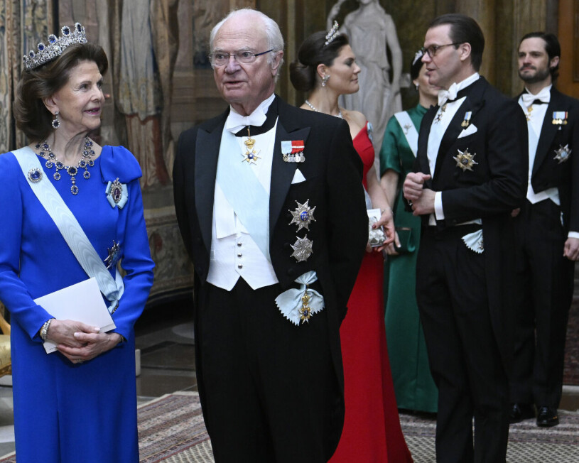 Kungafamiljen anländer. Vilka partyproffs de är! Kungafamiljen på kungamiddag