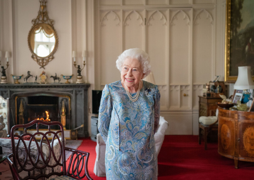 Den senaste officiella bilden på drottning Elizabeth, tagen för två veckor sedan i hennes privata våning på Windsor Castle. Drottning Elizabeth i The Oak Room på Windsor Castle april 2022