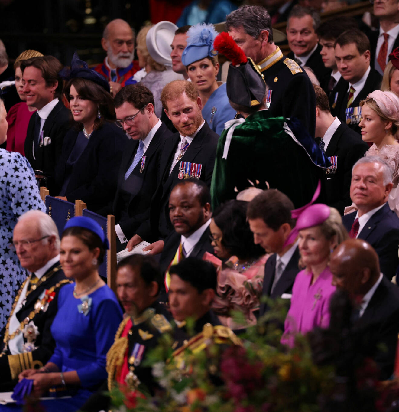 Kungen och kronprinsessan Victoria framför prins Harry på kung Charles och drottning Camillas kröning
