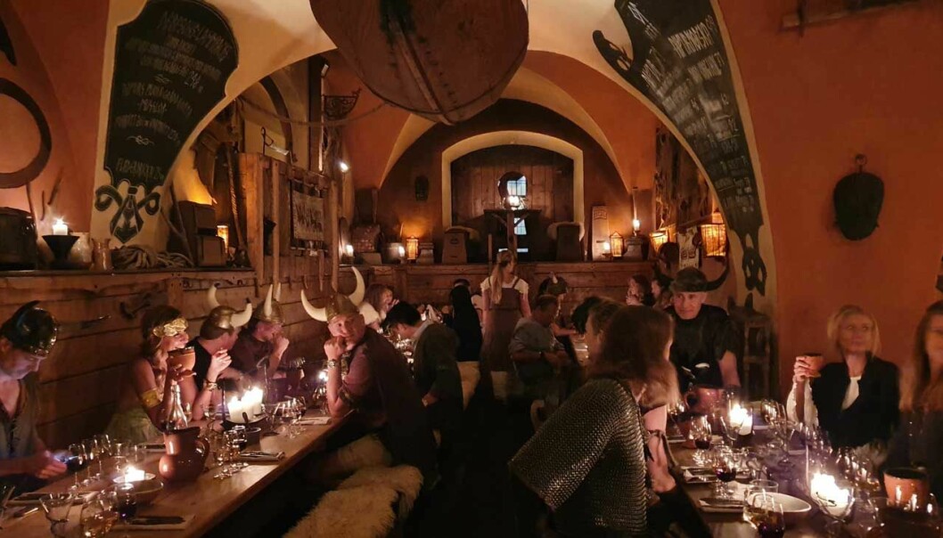 Mysig stämning nere i de vackra valven på Aifur i Gamla Stan. Mysig stämning nere i de vackra valven på Aifur i Gamla Stan.