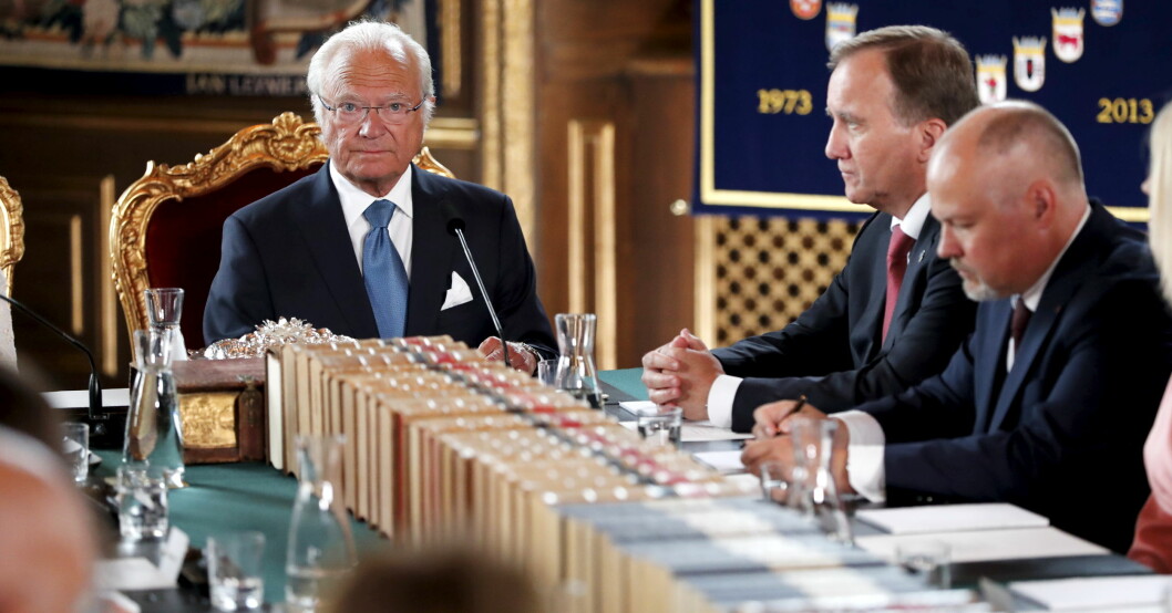 Kung Carl Gustaf, statsminister Stefan Löfven och justitieminister Morgan Johansson (S) vid skifteskonseljen i samband med regeringsskiftet p Stockholms slott.