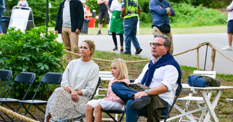 Hela kungafamiljen, inklusive kungen och drottningen, stod upp och dansade när Lena Philipson sjöng på scenen. Alla utom Chris O´Neill...