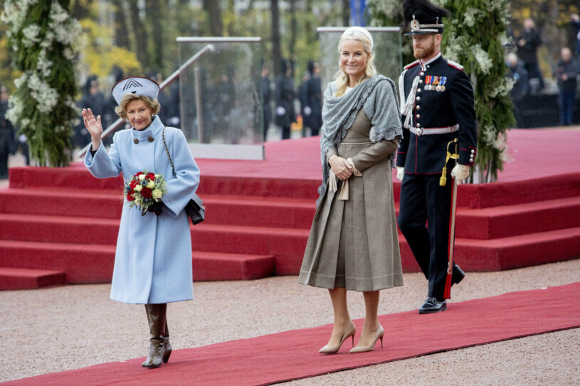 Kronprinsessan Mette-Marit i en vacker, och dyr, klänning från Fendi. Drottning Sonja och kronprinsessan Mette-Marit