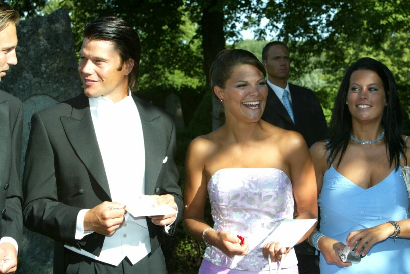 Daniel och Victoria på bröllop sommaren 2003 – lika förälskade då som nu! Andrea Brodins bröllop 2003-08-09 Kronprinsessan Victoria , Daniel Westling och Caroline Kreuger