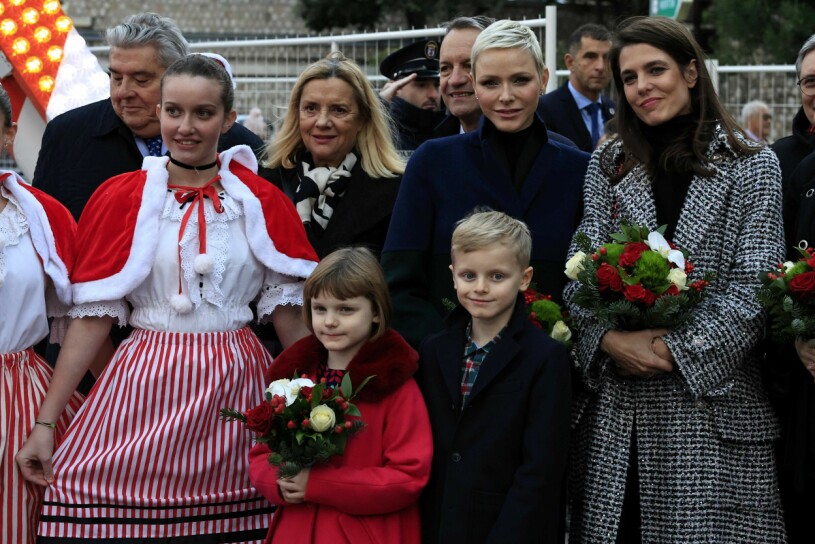 Prinsessan Charlene med sina älskade barn prinsessan Gabriella och prins Jacques, 7, på julmarknad. Prinsessan Charlene, prinsessan Gabriella och prins Jacques på julmarknad i Monaco