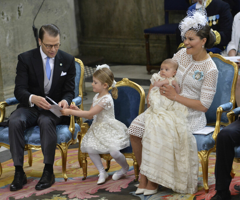 Kronprinsessfamiljen. Prins Oscar bar den kungliga dopklänningen sydd av valenciennespetsar, bomullsbatist och satinvävt siden. Prins Daniel Prinsessan Estelle Prins Oscar Kronprinsessan Victoria Prins Oscars dop