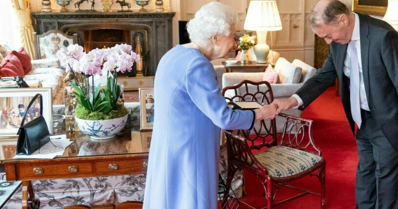 En av de nyare bilderna på Elizabeth. Här på Windsor Castle med den brittiske organisten Thomas Trotter, 64, som fick ta emot medaljen The Queen's Medal for Music. Drottning Elizabeth