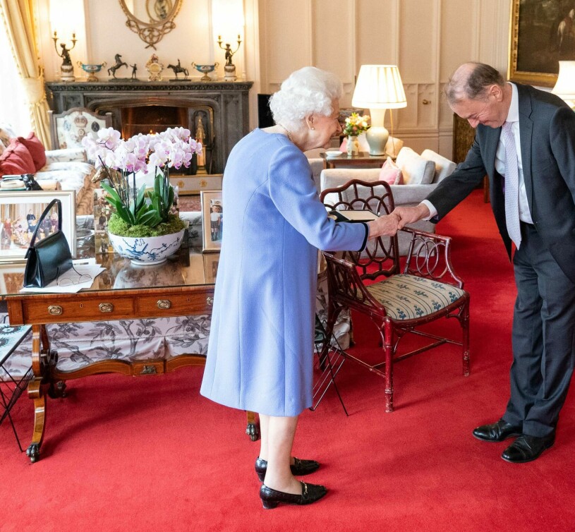 Drottning Elizabeth på Windsor Castle tidigare i dag. Drottning Elizabeth The Oak Room Windsor Castle Audiens Thomas Trotter