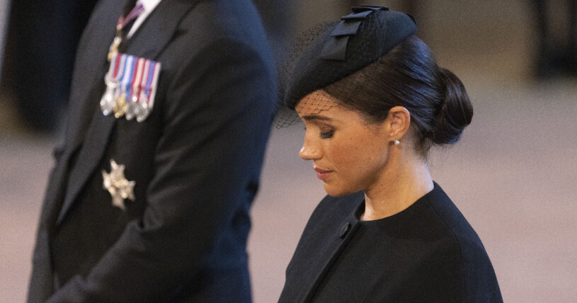 Meghan bar de örhängen som hon fått från drottningen.