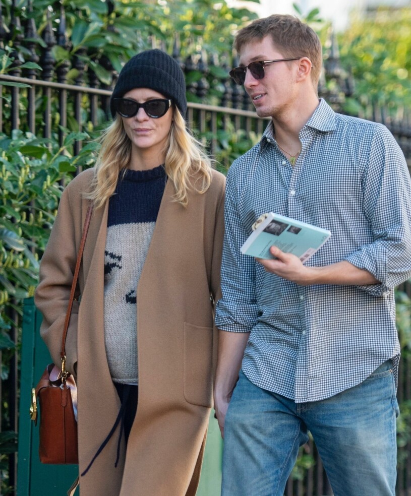 Brittiska supermodellen Poppy Delevingne, fotograferad i London i helgen när hon gick hand i hand med prins Tino. Drottning Anne-Maries barnbarn Constantine Alexios med sin flickvän Poppy Delevingne