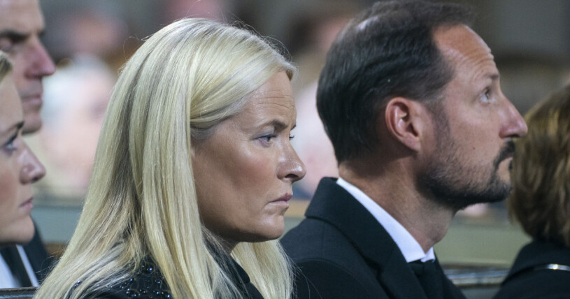 Kronprinsessan Mette-Marit och kronprins Haakon på minnesgudstjänst