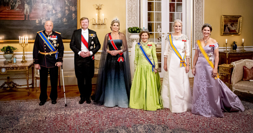 Kronprinsessan Mette-Marit strålade även i sin galaklänning. Kung Harald, kung Willhelm-Alexander, drottning Máxima, drottning Sonja, kronprinsessan Mette-Marit och prinsessan Märtha Louise