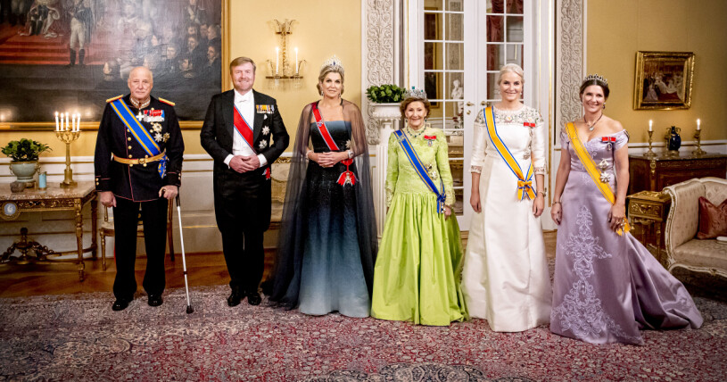 Kronprinsessan Mette-Marit på galamiddag, utan sin Haakon! Kung Harald, kung Willem-Alexander, drottning Máxima, drottning Sonja, kronprinsessan Mette-Marit och prinsessan Märtha Louise