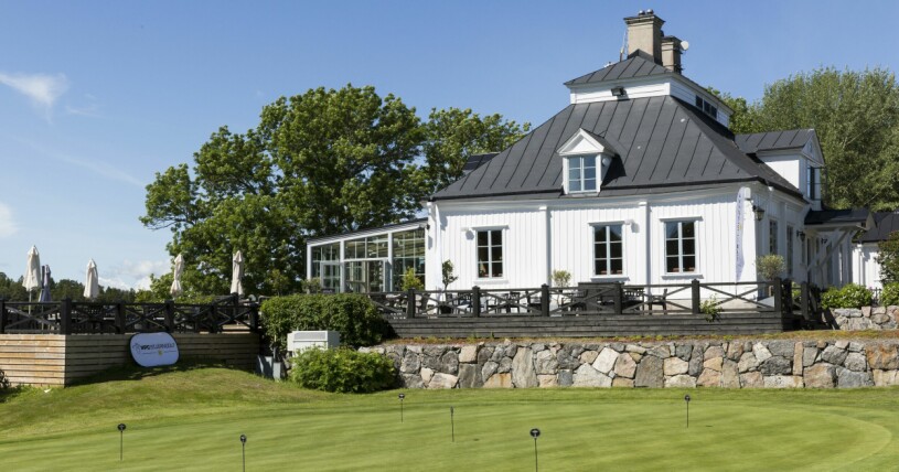 Stefan Persson äger Fågelbro Golf & Country Club som ligger ett stenkast från huset som kronprinsessan Victoria och prins Daniel är i färd med att bygga på Fågelbrolandet.