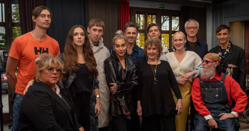 Deltagare i årets säsong av "Så mycket bättre". Gustaf Norén,Marie Nilsson Lind, Melissa Horn, Thomas Stenström, Maxida Märak, Peter Jöback, Siw Malmkvist, Viktor Norén, Moonica Mac, Harpo, Andreas Mattsson och Daniel Adams-Ray