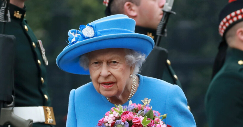 Drottning Elizabeth var hemma när en man greps utanför Windsor Castle med ett laddat armborst. Drottning Elizabeth