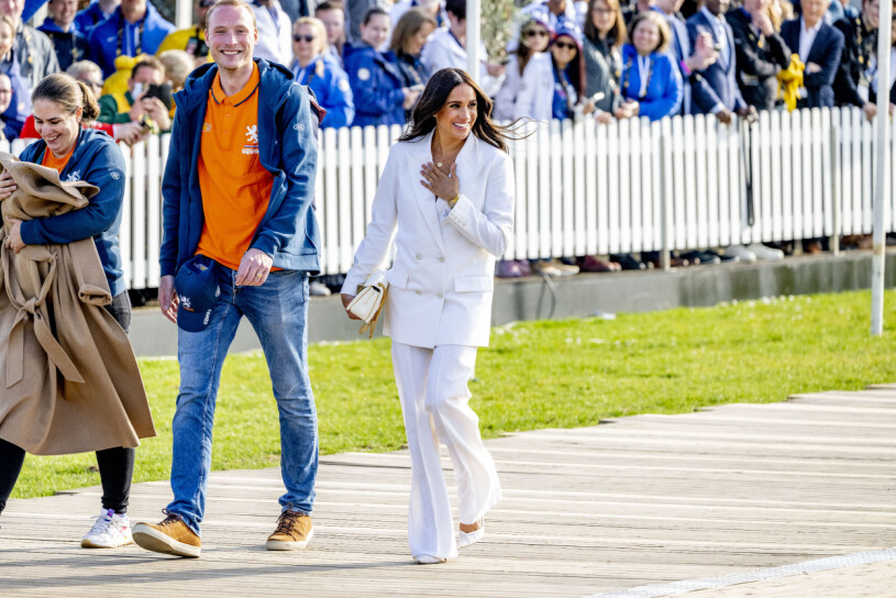 Meghan Markle och en outfit för runt 182 000 kronor (inräknat med Ralph Lauren-kappan till vänster). Meghan Markles dyra kläder