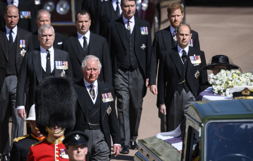 Prins Harry längst till höger bakom prins Philips kista. Prins William Prins Charles Prins Harry Prins Philips begravning kista