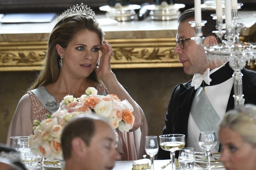 Prinsessan Madeleine försöker hålla masken, trots smärtan. Prinsessan Madeleine höggravid på prins Carl Philips bröllop 2015