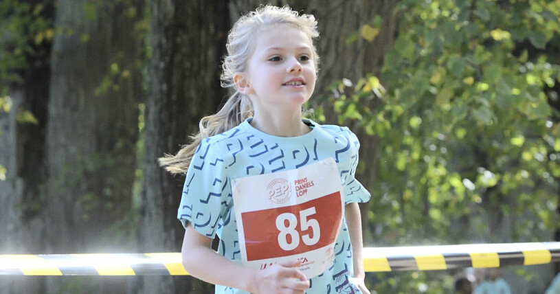 Full fart under prinsessans Estelles debut-lopp i Hagaparken! Prinsessan Estelle springer prins Daniels lopp