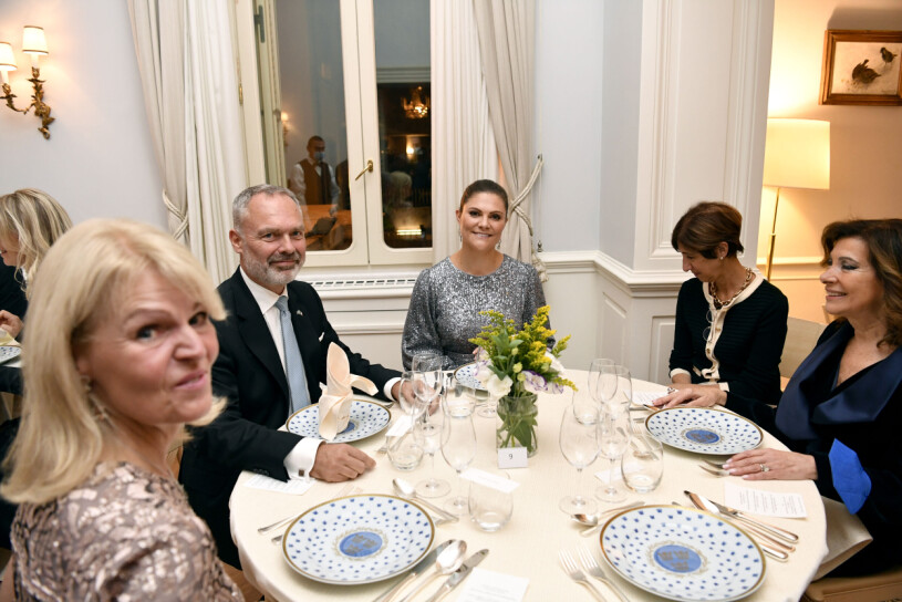 En kunglig jobbmiddag. Men också La Dolce Vita, en vanlig måndagkväll i Rom... Kronprinsessan Victoria Ambassadör Jan Björklund Utrikeshandelsminister Anna Hallberg Middag svenska residenset Rom