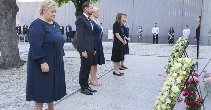 En tyst minut för terrorattackens offer. Erna Solberg, kronprins Haakon, kronprinsesse Mette-Marit, Astrid Hoem och Lisbeth Kristine