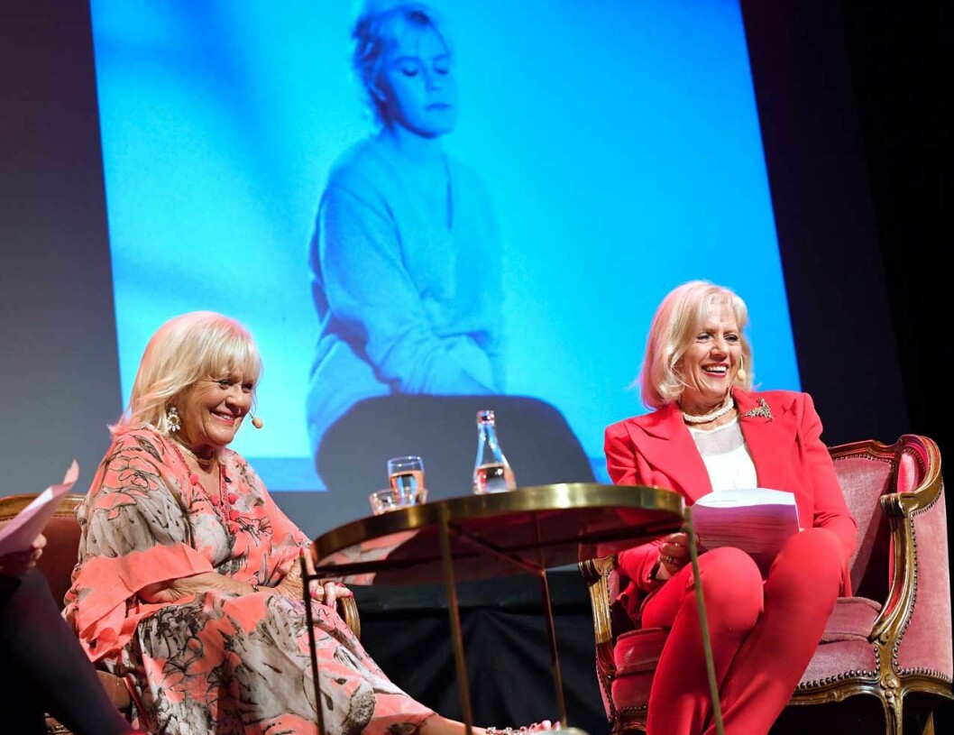 Christina Schollin med bokens medförfattare Marianne Wilöf på scenen. Christina Schollin med bokens medförfattare Marianne Wilöf på scenen.