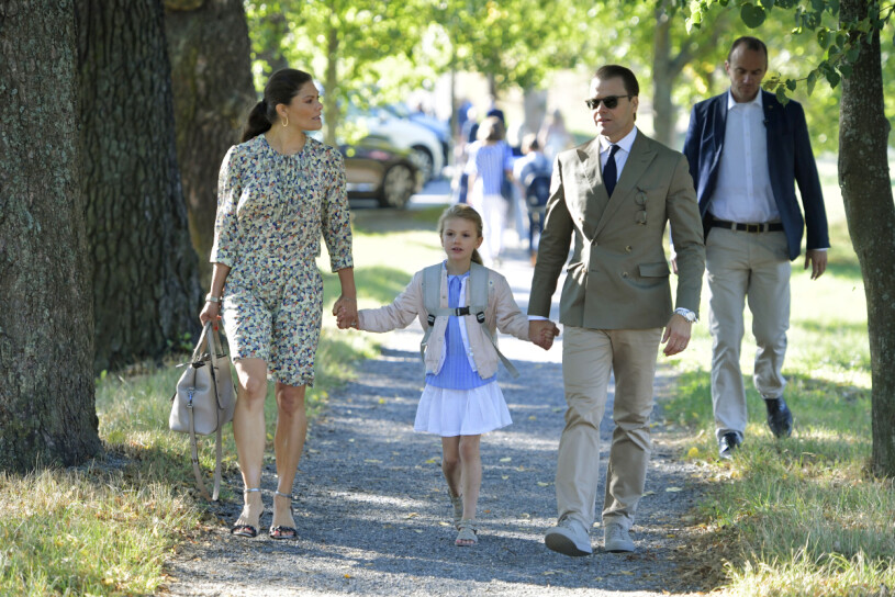 Såhär såg det ut när Estelle kom till skolan första dagen, i augusti 2018. Kronprinsessan Victoria, prinsessan Estelle och prins Daniel anländer till Campus Manilla på Djurgården i Stockholm. idag är det prinsessan Estelle första dag i förskoleklass.