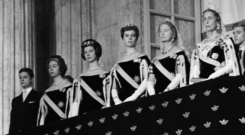 Kungen och Hagasessorna 1962. Och så ståtligt var det ända fram till 1974, då Riksdagens högtidliga öppnande ägde rum för sista gången. Kungafamiljen Riksdagens högtidliga öppnande 1962